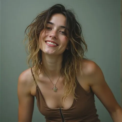 2423432rewer34trergt56t45tryyj5etrhg,the young woman with frizzy hair is smiling,sonrisa,zemfira,maca,tini,difranco,smolka