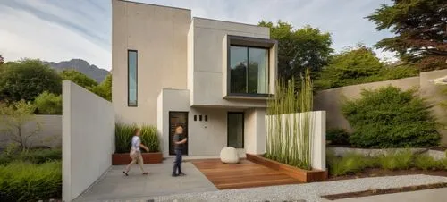 CASA ESTILO MINIMALISTA UBICADA, COMBINANDO LOS COLORES VIBRNTES DE LA ARQUITECTURA MEXICANA Y LA PIEDRA DE RECINTO,  EN UN FRACCIONAMIENTO CON VEGETACIÓN EXUBERANTE, PERSONAS,ARBOLES, PALMERAS, CORRE