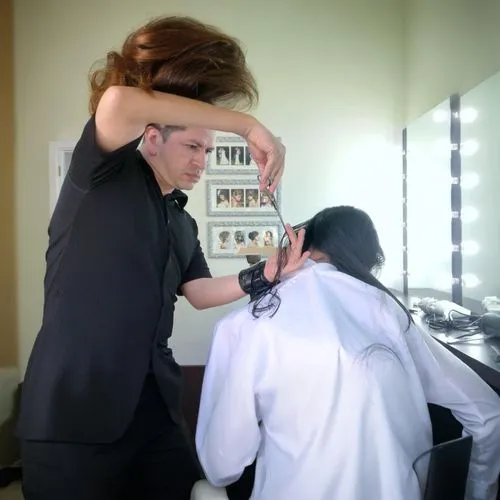 applying make-up,linson,hatry,stylists,makeup artist,hairstylist,loui,harr,louisy,tomlinson,make up,louann,touchups,sharry,hazza,prepping,uploading,louanne,hairstylists,cosmetologist