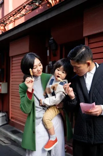 cambiar el color del abrigo de mujer a color verde ,parents with children,japanese culture,photographing children,namsan hanok village,harmonious family,family taking photos together,woman holding a s