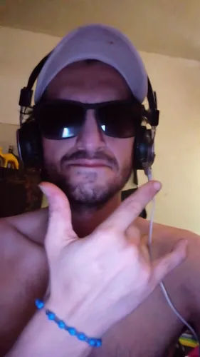 neistat,mathas,skype,rezende,web cam,bodian,ichat,video chat,chatroulette,thumbs up,mutahi,oakleys,vyomesh,feddeman,subbaraman,wiszowaty,mrkalj,mutapa,articulo,pixilation