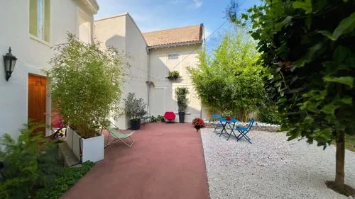 a paved pathway between two buildings in a yard,agritubel,grimaud,villaggio,patio,courtyards,cortile