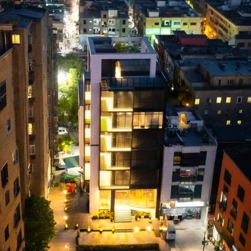 less surrounding buildings with small heights,the city lights are on near some buildings,aoyama,jongno,paulista,apgujeong,azabu,tamachi