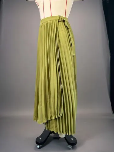 the skirt on the mannequin is in green and white,vionnet,a floor-length dress,poiret,schiaparelli,dress form,draping