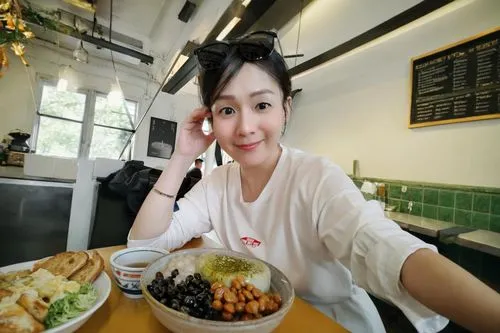 photo lens,phuquy,woman at cafe,fisheye lens,bun cha,vietnamese food,pecel,fish eye,vietnamese cuisine,vietnamese,ais kacang,korean food,photo camera,hainanese chicken rice,korean cuisine,viet nam,sam