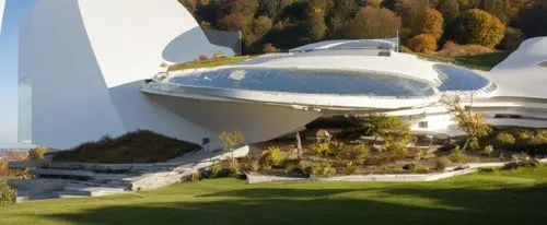 DISEÑO EXTERIOR DE UNA RESIDENCIA ESTILO FUTURISTA CON FORMA ESPACAIL ORGANICA, CON UN AMPLIO VENTANAL DE CRISTAL AL FRENTA, CON VISTA AL MAS, RODEADA DE VEGETACIÓN EXUBERANTE, CORRECION DE ERRORES, P