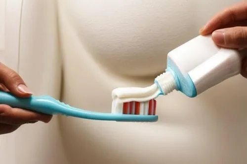 руки держат зубную щетку и пасту ,the tooth brush is being held by someone using it,toothbrushes,hygienist,dental care,brushing,laryngoscopy,handheld electric megaphone