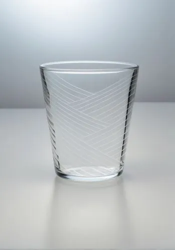 VERRE TRASNPARENT avec lignes graphiques très creusées et marqués dans le verre comme si il était taillé  BLANC FOND NEUTRE,a glass filled with water next to a wall,glass cup,water glass,cocktail glas