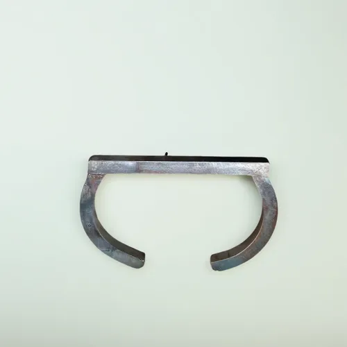 jaw harp,flat head clamp,connecting rod,carabiner,laryngoscope,alligator clip,c-clamp,coping saw,pipe tongs,coat hooks,belt,caliper,c clamp,bottle opener,bicycle handlebar,clamp with rubber,vernier ca