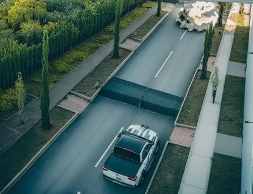 via de concreto 
hay dos caminos laterales en concreto que se conectan con dos rampas 
las zonas verdes son rectangulares 
hay una rampa que atraviesa la calle es  y tiene forma semi circular 
hay per