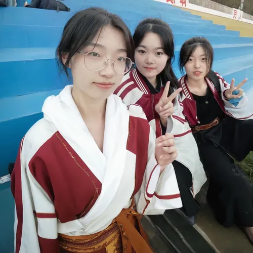 三个高中女生站着自拍，手臂自然下垂,pyeongchang,korean culture,korean folk village,taekkyeon,hanbok,hanok,gangwon do,beautiful girls with katana,korean village snow,korea,korean,south korea,panokseon,bukchon,ao dai,kor