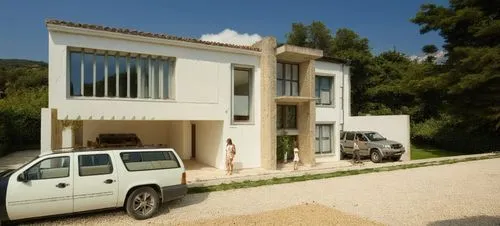 CASA MODERNA CONTAMPORANEA EN COLORE GRIESE, CON MUROS DE PIEDRA, ELEMENTOS DE CONCRETO EN VANO EL AREA DE SERVICIOCANALAES DE ACERO EN LOSA, MOLDURAS, CALLE DE PAVIMENTO ASFALTICO,white car parked in