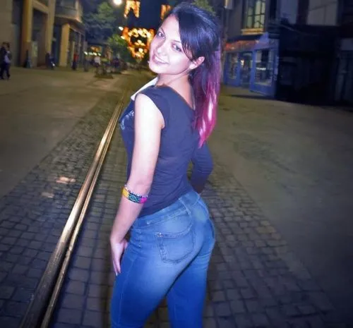 short woman, blue jeans, big butt,colmar,colmar city,chaves,beyoglu,ramblas,briggate,wolbrom,reekie,friburgo,ribeira,citylights,londres,callao,barcelone,piccadilly,calle,abasto,tramlines,highline,alle