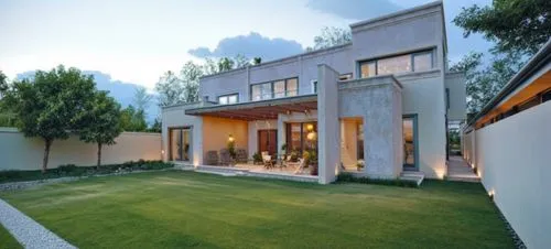 DISEÑO LA FACHADA POSTERIOR  DE UNA  RESIDENCIAL, UBICADA DENTRO DEUN FRACCIONAMIENTO RESIDENCIAL,  ESTILO CONTEMPORANEO MINIMALISTA CON UNA TERRAZA CON PERGOLAS DE ALUMINIO INMITACIÓN MADERA, MUROS D