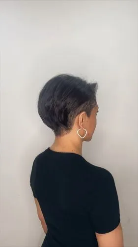 https://www.promeai.pro/design-ideas-ai-details/582268010079429-Borrar%20y%20Reemplazar-by-RAUL%20ROA,woman with short black hair looking at the corner of a wall,undercut,back of head,shoulder length,