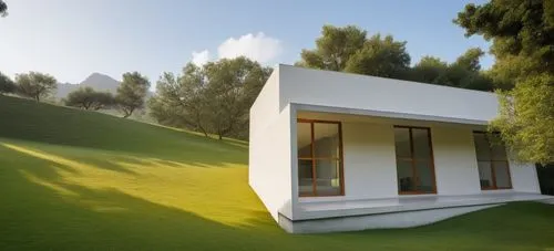 DISEÑO EXTERIOR DE UNA CASA ESTILO MINIMALISTA, CON ELMENTOS DE COLOR BLANCO, COLOR CONCRETO PULIDO, ELEMENTOS DE MADERA, TERRENO CON PENDIENTE CON CESPED, FOTOGRAFIA HIPERREALISTA, VEGETACIÓN, LUZ NA