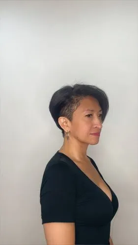 https://www.promeai.pro/design-ideas-ai-details/582243345319045-Borrar%20y%20Reemplazar-by-RAUL%20ROA,a woman with short hair is posing for the camera,erykah,portrait background,blank profile picture,