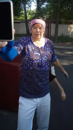 abuela,grandmom,bollettieri,grama,woman holding a smartphone,grandmama,rigoberta,margolyes,gammie,granma,grandma,granny,gramma,grandmother,popma,nonna,maruja,gma,woman playing tennis,enza