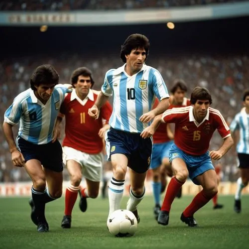 Crie uma imagem com Diego Maradona, Lionel Messi, Alfredo Di Stéfano, Mario Kempes e Gabriel Batistuta em posição de jogador, um ao lado do outro na posição horizontal 16:9. A imagem deve capturar a e