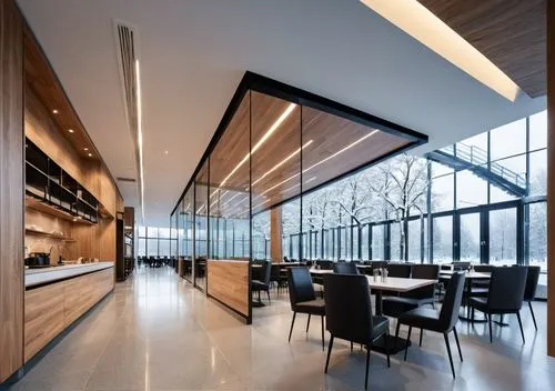 es el interior de una cafeteria, con mesas y sillas modernas, son ventanas son grandes y de cristal, pisos laminados, cuenta con muros divisorios, decoracion de madera, cocina y barra de alimento sal 