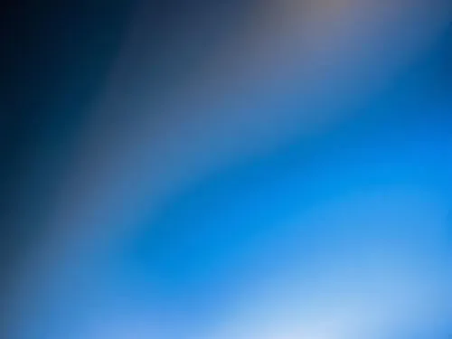 blurry image of a street light with the reflection of a blue sky and clouds,blue gradient,blue light,abstract air backdrop,mac wallpaper,samsung wallpaper,blue background