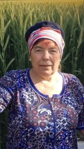  пшеничное поле,an older woman wearing a red white and blue head wrap,campesina,barley cultivation,sawah,rigoberta,grower romania,woman of straw,farmworker,corn field,agrotourism,mapuche,agricultura,k