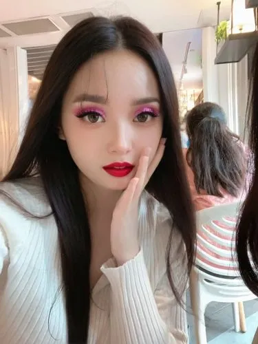 doll looking in mirror,yuanjie,xueyong,choeung,jungwirth,clc