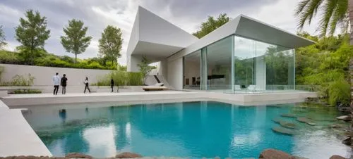 Diseño exterior de una casa moderna estilo minimalista combinando muros de color blanco con muros de tabique aparente, herrería de aluminio con cristal, fotografía hiperrealista, fotografía arquitectó