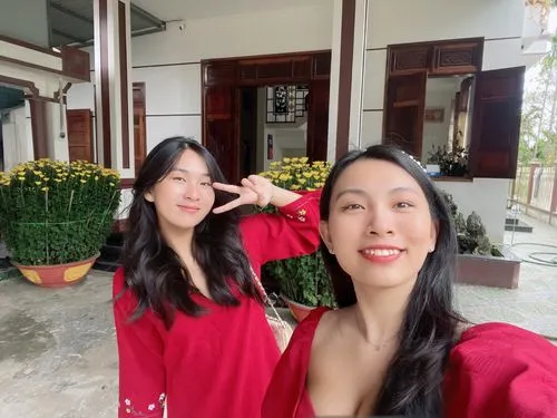 boobs window,two beautiful women standing next to each other,hua hin,ao dai,hanoi,danang,hcmc,peranakans