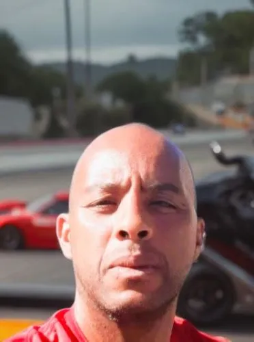 funco com temas esportivo corrida de rua foco força e fé,man with red shirt looking at camera near parked cars,kodjoe,luber,budden,fabinho,otaiba,kambli