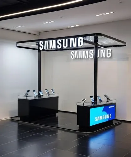 Samsung , booth ทึบขายโทรศัพท์มือถือ , วัสดุสีดำ, มีป้ายบนโครงเหล็กสีดำ ฝ้าโปร่ง มีไฟ track light  , สีเหลี่ยมผืนผ้า มุมมน , ติดสื่อโฆษณาเป็นกล่องไฟหน้าตู้วางโทรศัพท์สีดำ , อยู่ในห้างสรรพสินค้า , สีดำ