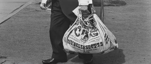 shopper,newspaper delivery,shopping bag,shopping bags,shopping icon,vendor,13 august 1961,grocery bag,jute sack,waste collector,erich honecker,sales man,carton man,rubbish collector,delivery man,christmas sack,advertising figure,the bag of straw,plastic bag,woman with ice-cream,Photography,Fashion Photography,Fashion Photography 19