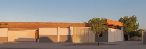 entrada de un museo en la ciudad de caral, con algunas personas ingresando, clima de atardecer,rivesaltes,termales balneario santa rosa,caravanserais,siza,viminacium,caravanserai,masseria,marfa,qasr a