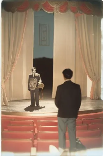 un actor de pie sostiene una máscara de teatro balinés frente a su director que lo mira sentado en una silla,an antique pograph of a man on stage in uniform,jandek,ozu,salvationists,bellboy,puppet the