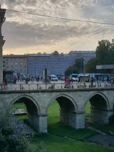 средневековье,several people walking across a bridge over green grass,tiber bridge,ponte sant'angelo,sant'angelo bridge,pont d'avignon,angel bridge,pulteney