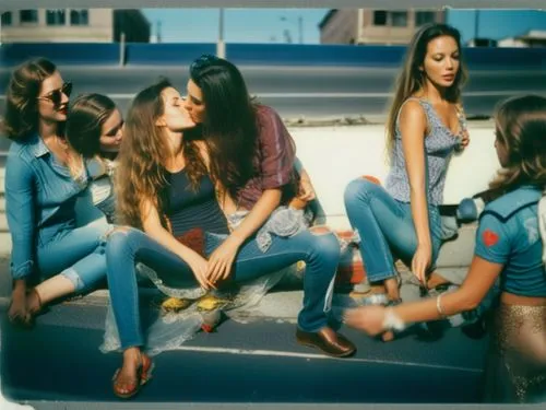 Küssen auf offener Straße,two women kissing and three girls standing with their arms around one another,demoiselles,vintage girls,bluejeans,ronettes,meninas,gtos,multiplicity,peruvian women,ektachrome