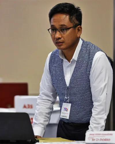 Mr Dhobie de Guzman is among hundreds of ABS-CBN journalists to lose their jobs as the broadcasting giant slashes its operations. PHOTO: AGENCE FRANCE-PRESSE,amitava saha,pradal serey,amnat charoen,ho