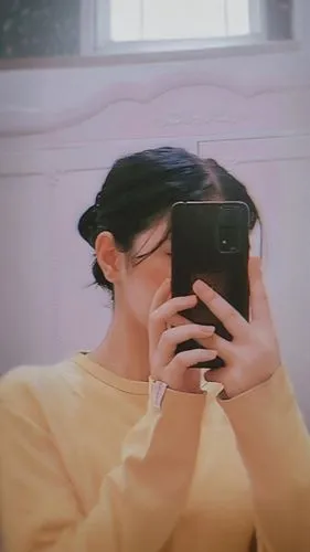 beret,visor,hairshirt,mirror,buzzcut,ttv,lens reflection,camera,undercut,ziyi,in the mirror,yellow background,cover your face with your hands,viewfinder,mirror frame,camera lens,phone case,yellow and black,woman's hat,side mirror