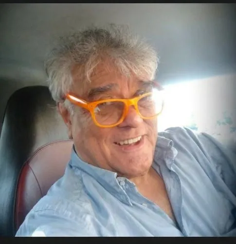 an older man in glasses sitting in the back seat of a car,pyarelal,zaheeruddin,ramachandran,abuelo,naseeruddin,dhlakama