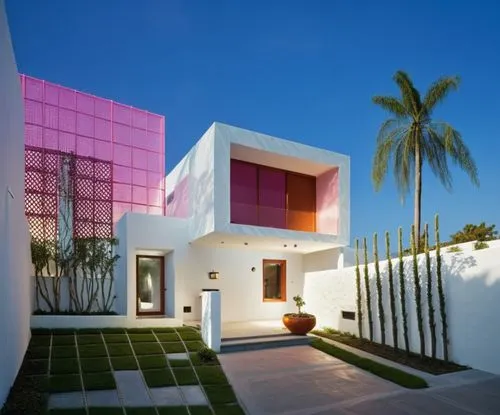 DISEÑO ESTERIOR DE UNA CASA ESTILO MINIMALISTA, USANDO EN UN VOLUMEN EL COLOR ROSA MEXICANO Y EL RESTO EN COLOR BLANCO, CON CANCELES DE ALUMINIO Y CRISTAL TRANSPERENTE, CORRCCION DE ERRORES.,a modern 