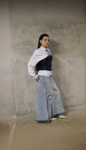 a woman posing for the camera wearing denim pants,tonghe,donghe,gauchos,culottes,woman in menswear,womenswear