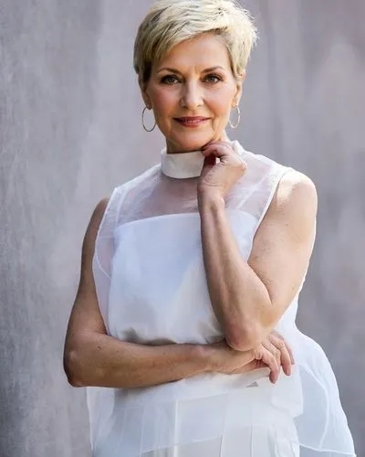 beautyful 60 yo Frauke Ludowig,trisha yearwood,pixie-bob,rhonda rauzi,short blond hair,portrait of christi,pixie cut,susanne pleshette,female hollywood actress,princess diana gedenkbrunnen,aging icon,