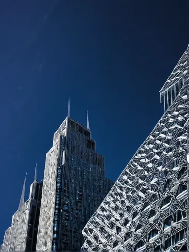 Describe the architectural features of the Willis Building.,glass facade,glass facades,building honeycomb,elbphilharmonie,cheese grater,metal cladding,glass building,honeycomb structure,glass blocks,h