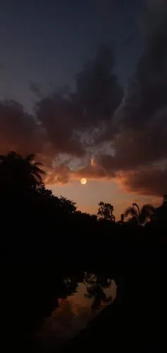 Uma lua entre as nuvens, a lua combinando com o céu e as nuvens e principalmente a cor do céu,dusk,evening atmosphere,gloaming,evening lake,evening sky,moonrise,pura mandara giri semeru agung,before t