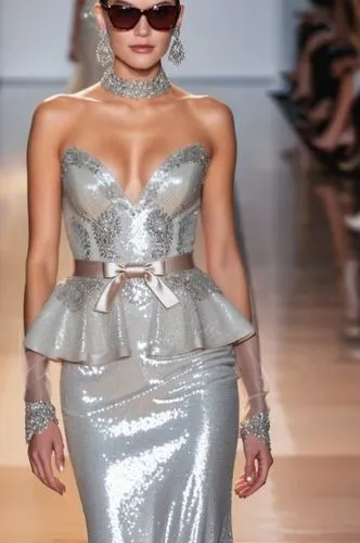 قماش جلد اسود,the catwalk at a fashion show in a silver gown,mugler,siriano,moschini,roitfeld,moschino,rodarte