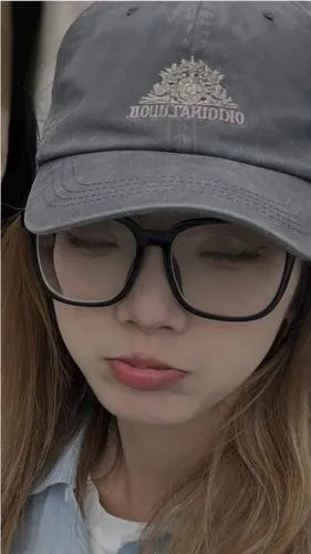 kaewkamnerd,amblyopia,worried girl,sephie,girl wearing hat,glum