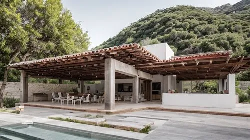 salón de fiestas a la izquierda y baños a la derecha, patio al frente 
, muros de piedra, techo de madera, pilares de ladrillo rojo, trabes de concreto blanco, muros verdes de fondo, paisaje campestre