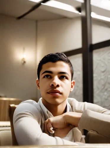 شاب انيق يجلس على مقعد في مطعم فاخر وسعيد,abdel rahman,social,young model istanbul,ceo,abu-dhabi,young man,drake,george russell,jonas brother,hotel man,josef,pakistani boy,riad,yun niang fresh in mind