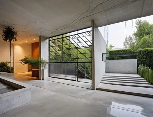 Diseño exterior de una residencia estilo mínimalista, con muros de concreto color blanco, perfiles con canal de acero en losa, ventanal de cristal en la parte superior del acceso, ventana en el estudi