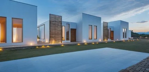 Leve movimiento arquitectónico con luz natural respetando la forma y texturas  
,a house with white sidings and lots of lights,cubic house,modern house,cube house,modern architecture,holiday villa,cub